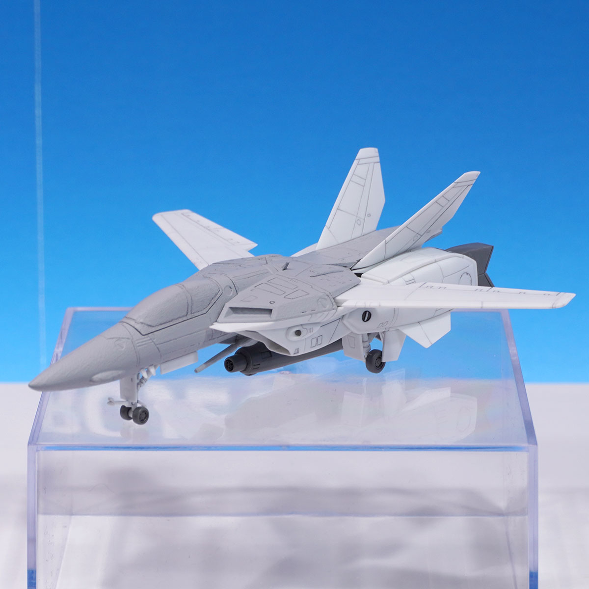 VF-1D バルキリー［バトロイド］。縦二眼・角型カメラの頭部と延長されたコックピットを再現