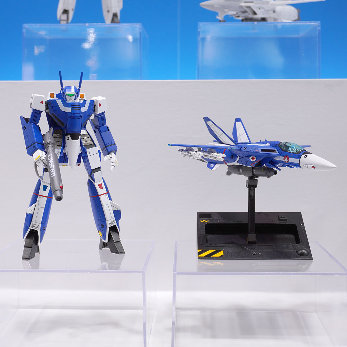 VF-1J バルキリー［マルチプレックス］マクシミリアン・ジーナス機のバトロイドとファイター